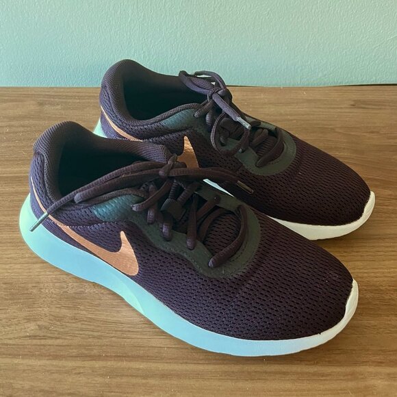 Nike Tanjun Sneakers in Plum with Rose Gold Swoosh, Size 8 - Picture 1 of 7